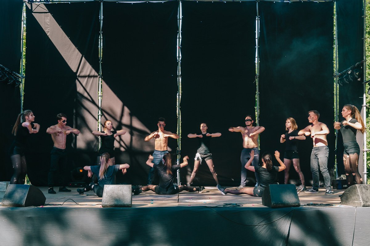 Рваные колготки и голый торс - вот, что нужно для успеха Рваные колготки и голый торс - вот, что нужно для успеха