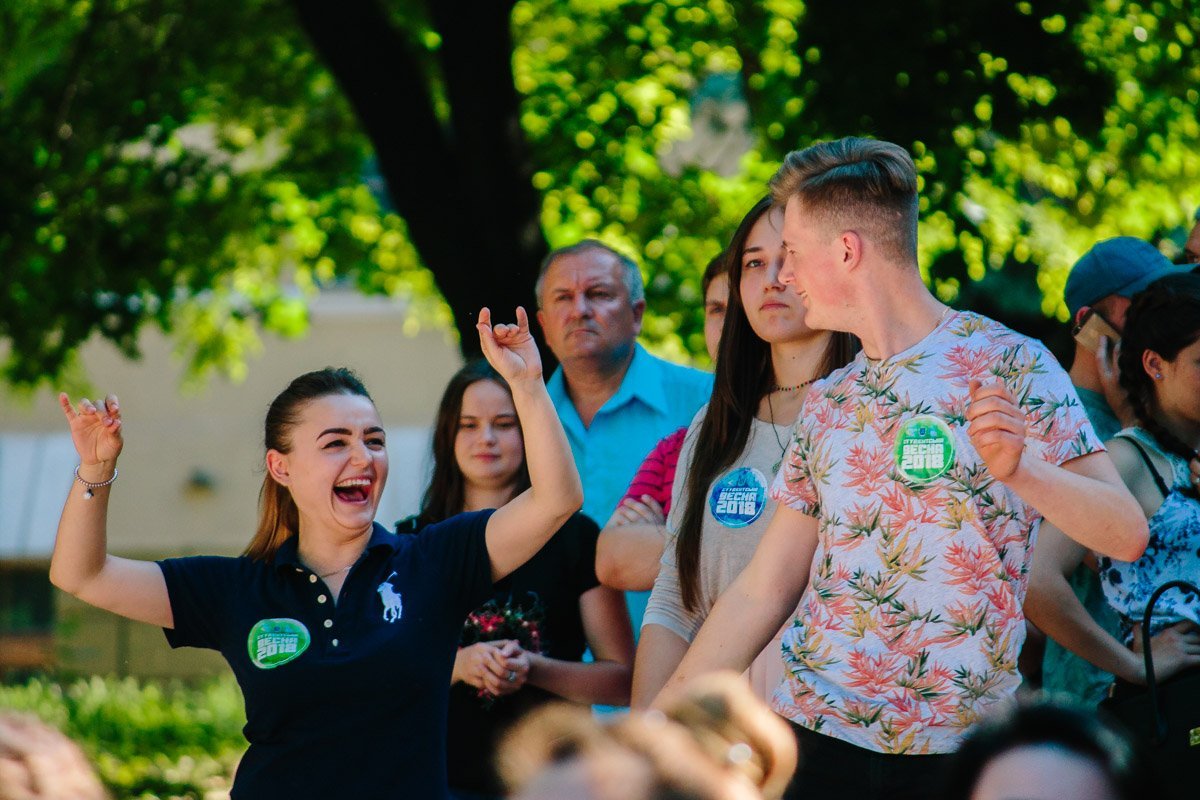 Студенты танцевали не только на сцене Студенты танцевали не только на сцене