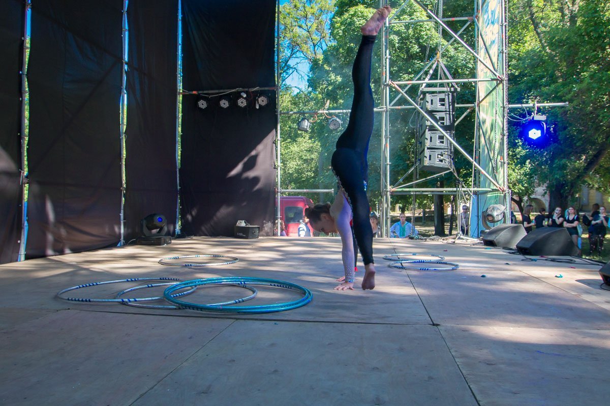 Среди номеров были также гимнастические Среди номеров были также гимнастические