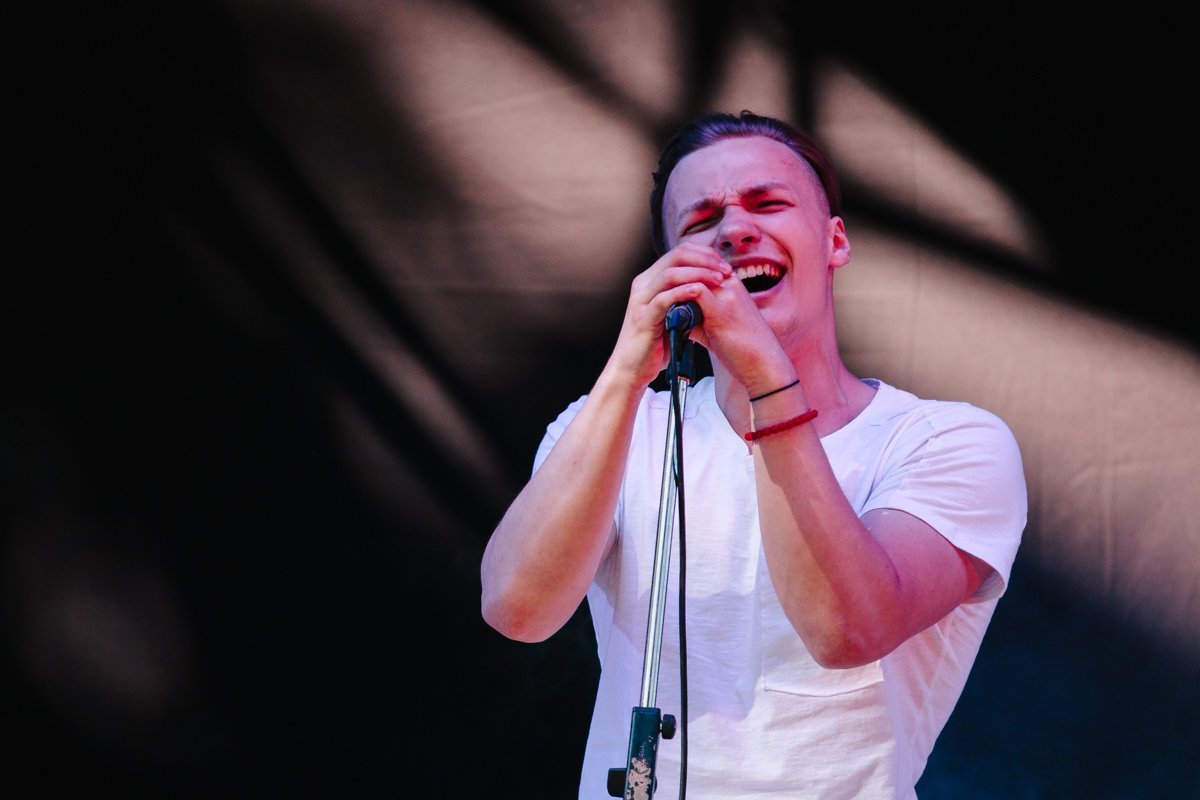 Среди выступающих было много вокалистов Среди выступающих было много вокалистов