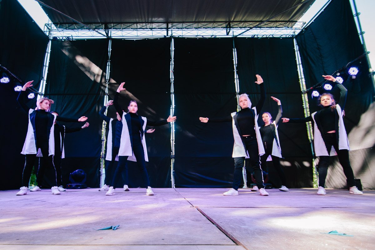 Студенты Университета железнодорожного транспорта удивляли необычными танцами Студенты Университета железнодорожного транспорта удивляли необычными танцами