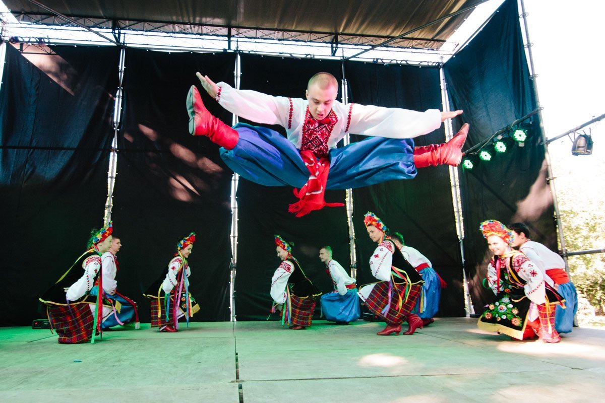 Громкие песни, высокие прыжки и красивые костюмы Громкие песни, высокие прыжки и красивые костюмы