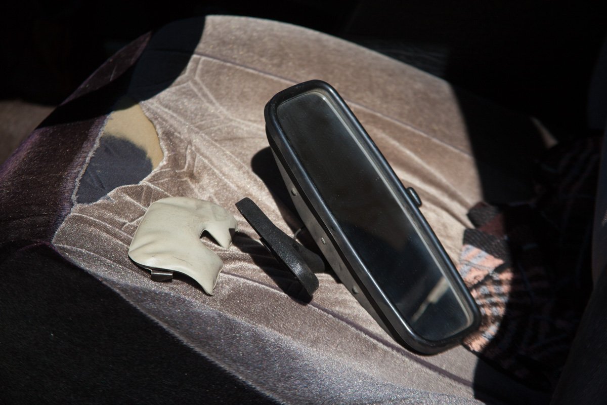 В машине было оторвано зеркало заднего вида и отсутствует видеорегистратор В машине было оторвано зеркало заднего вида и отсутствует видеорегистратор