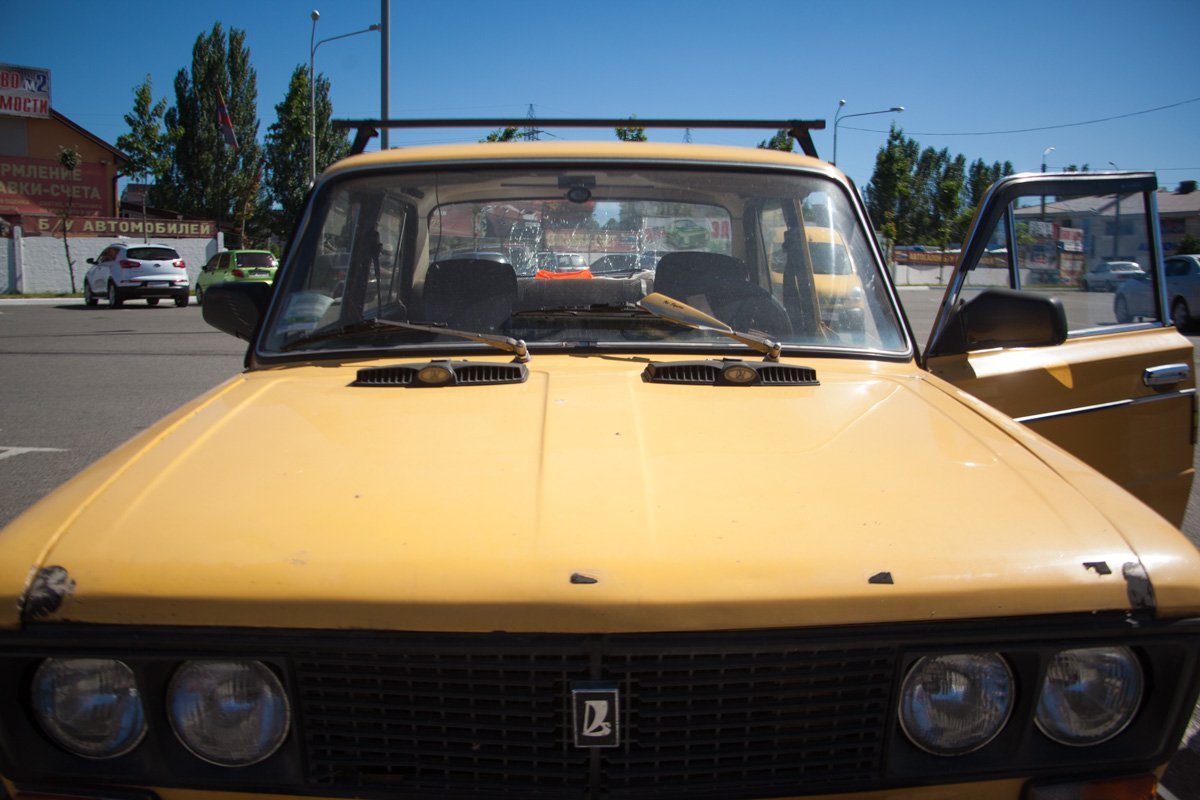 Машина была припаркована у входа в ТЦ Машина была припаркована у входа в ТЦ