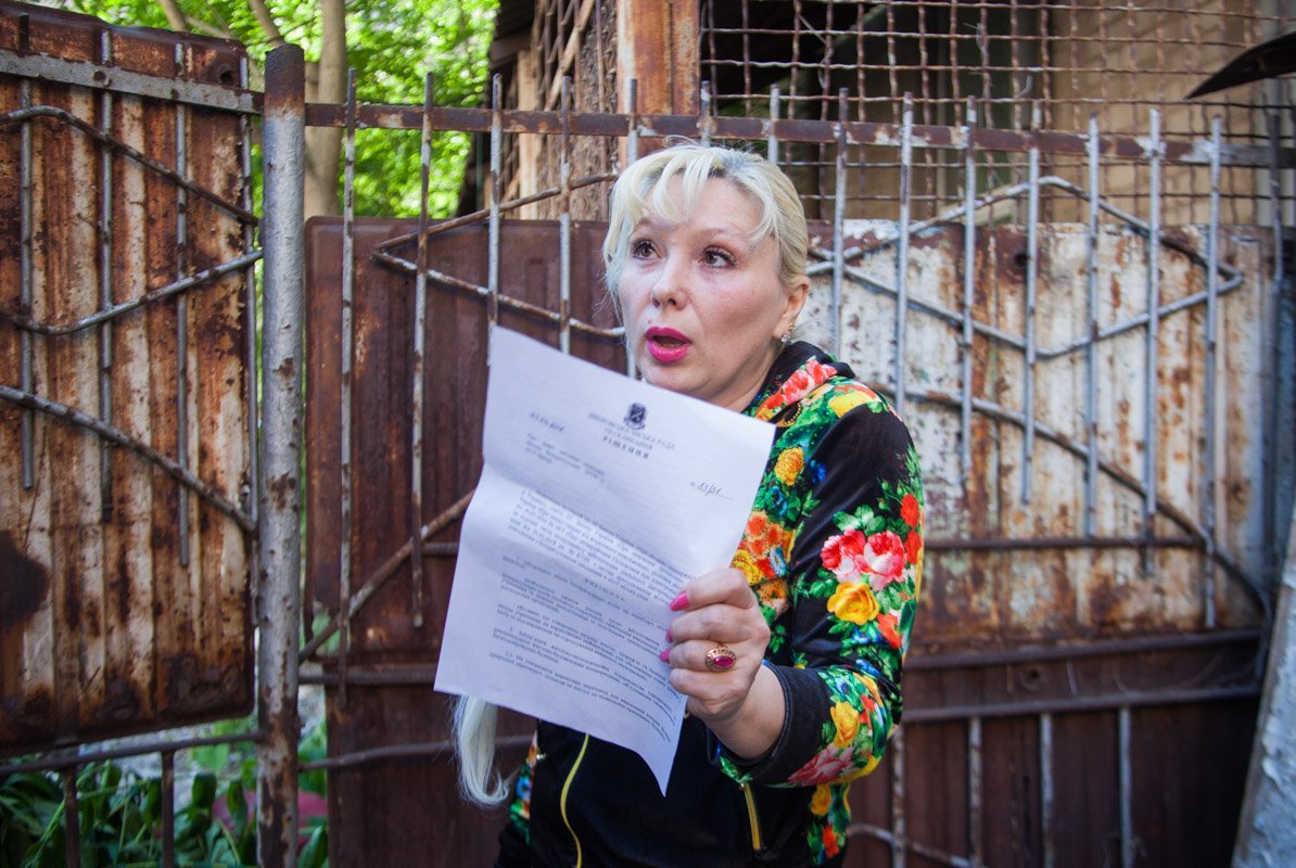 В редакцию обратилась женщина, которая уверенна, что в одном из дворов на Слобожанском проспекте консьерж общежития не дает жизни местным котам В редакцию обратилась женщина, которая уверенна, что в одном из дворов на Слобожанском проспекте консьерж общежития не дает жизни местным котам