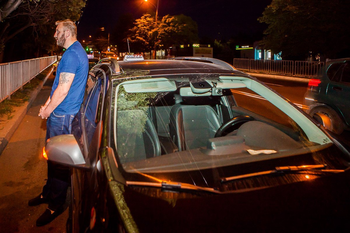 Мужчина iPhone'ом разбил таксисту лобовое стекло автомобиля Renault Megane