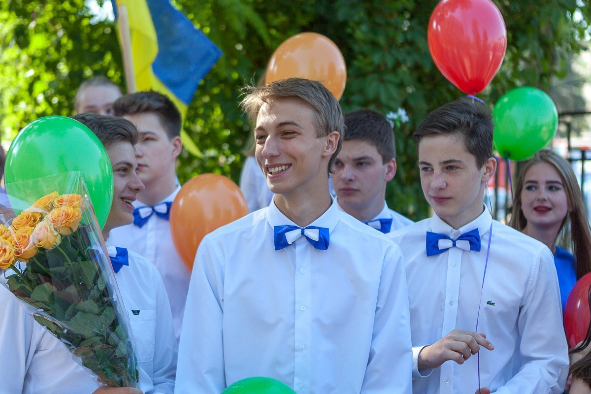 Мальчики пришли нарядными на выпускной