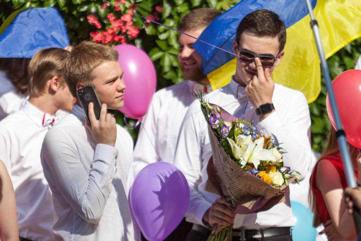 Парни не забыли захватить цветы