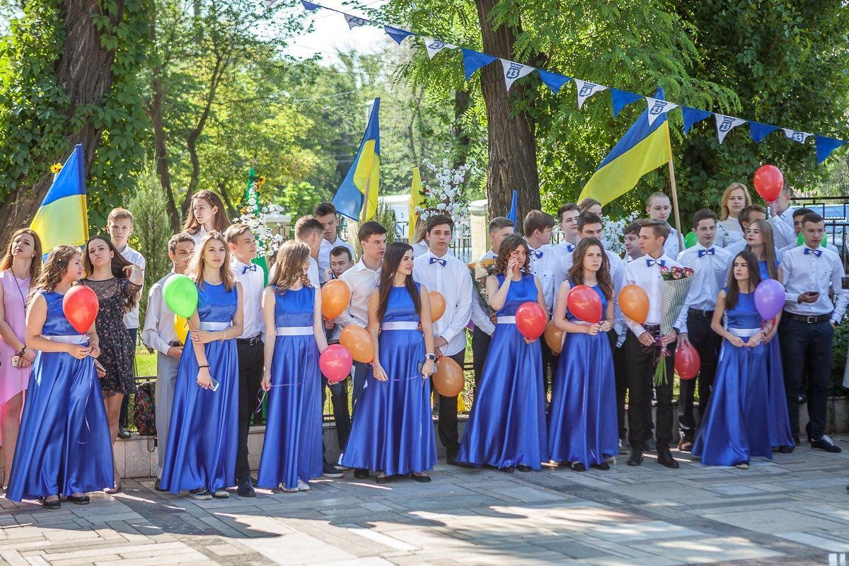 На "Последний звонок" выпускницы пришли в красивейших платьях
