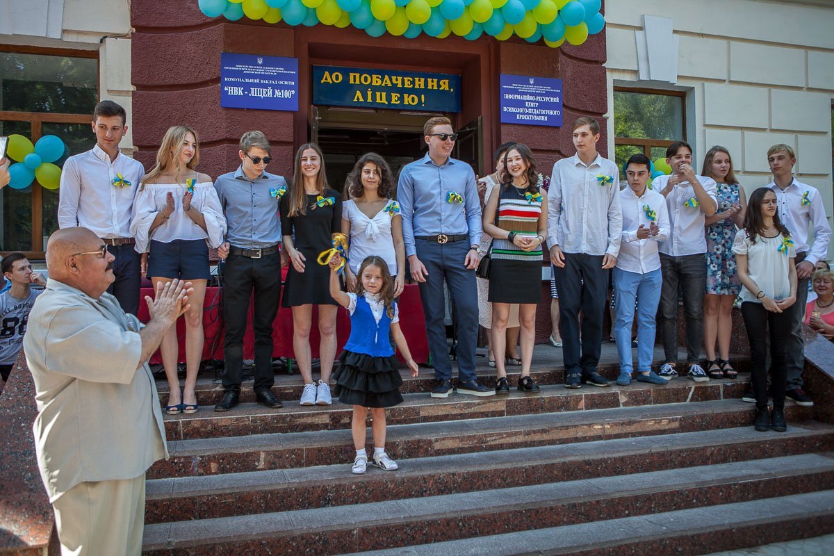 На всех выпускниках были патриотические ленты