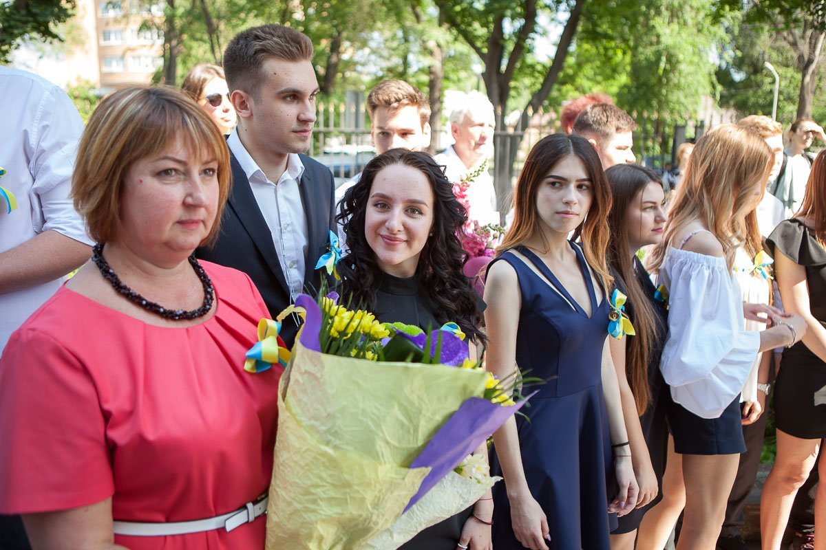 Здесь при выборе нарядов у выпускников было больше свободы