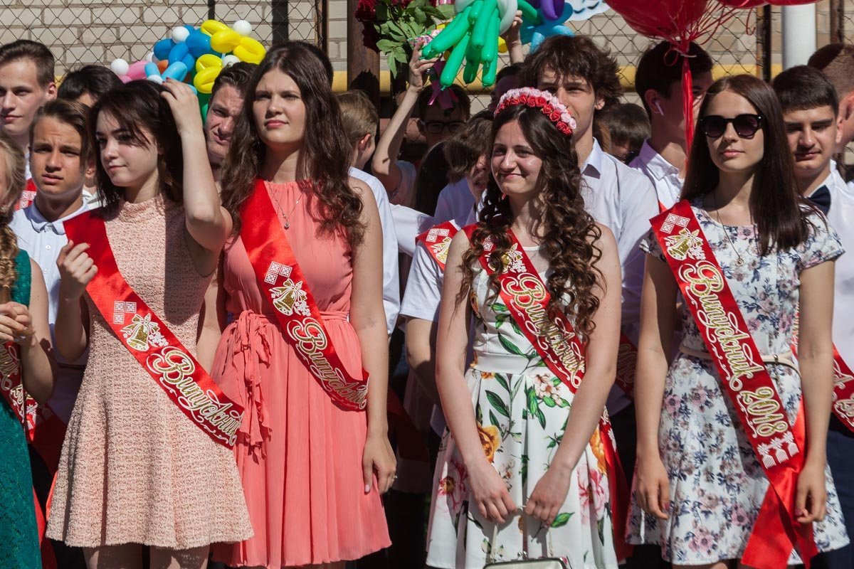 Выпускницы достали свои самые красивые наряды