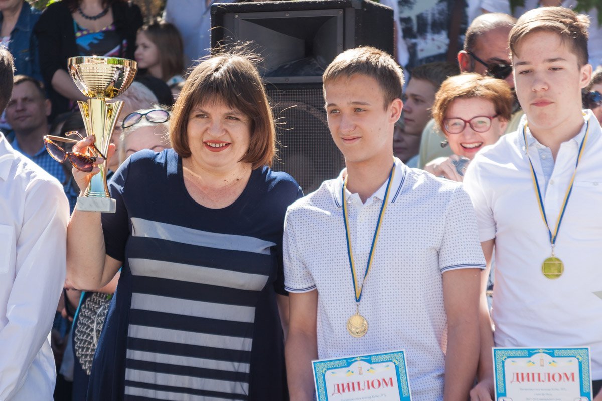 По традиции, на линейке вручают награды за все достижения на протяжении учебного года