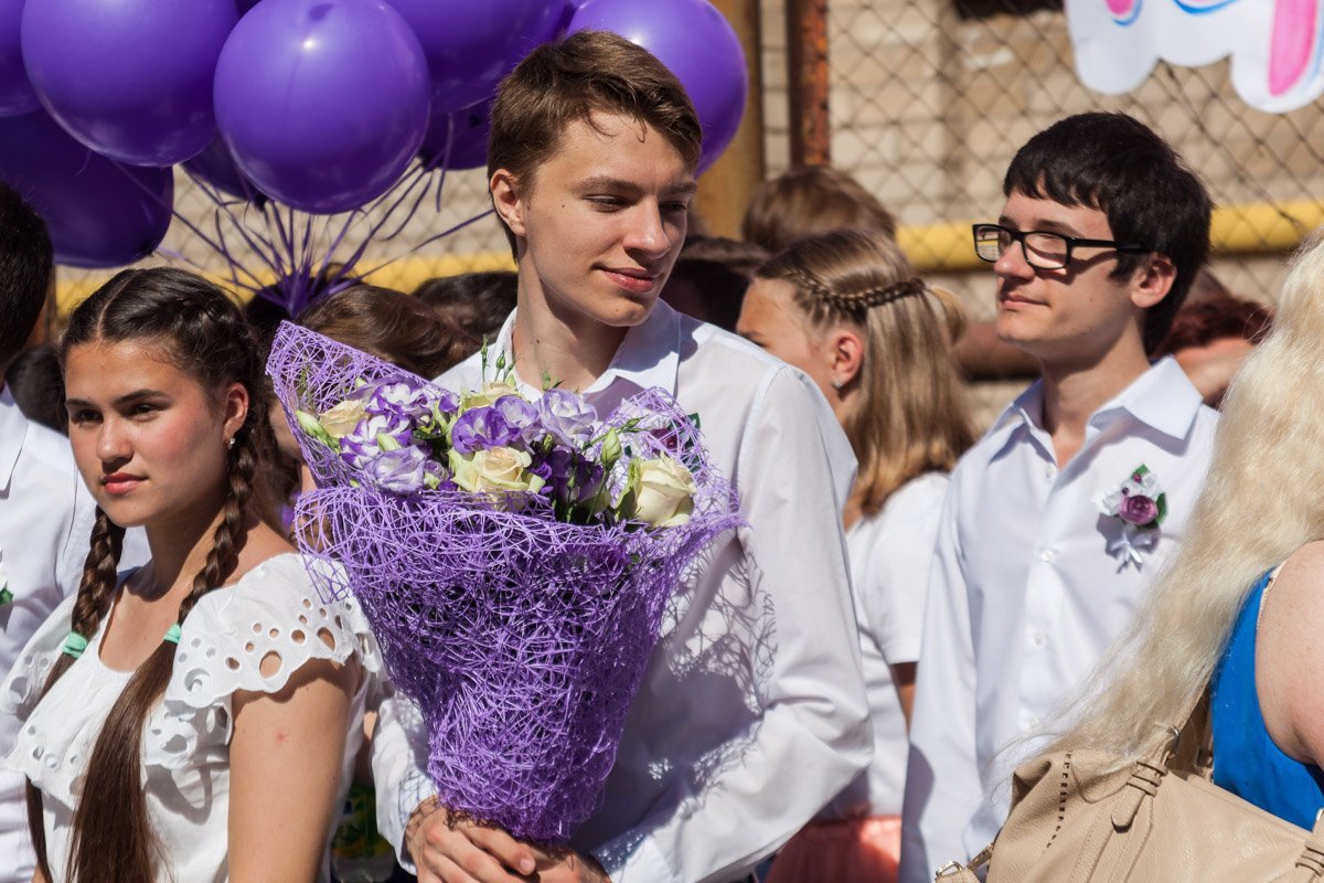 Как выпускники отмечают Последний звонок в школах Днепра 40