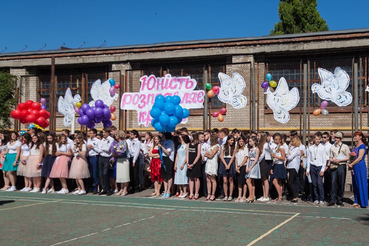 На лицах выпускников и слезы, и радость