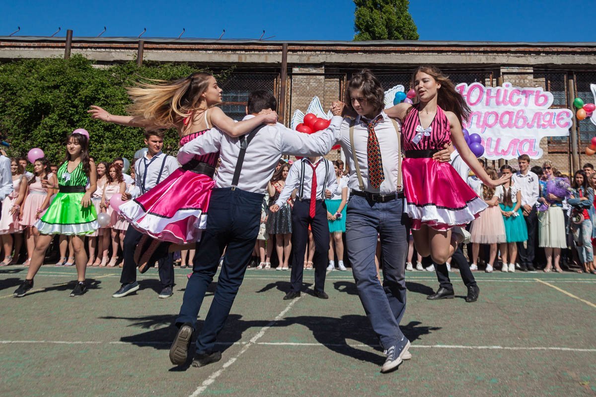 Выпускники подготовили танцы и другие выступления