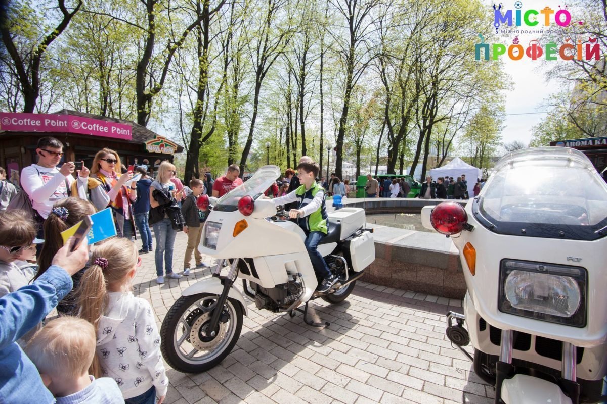 И даже посидеть на мотоциклах