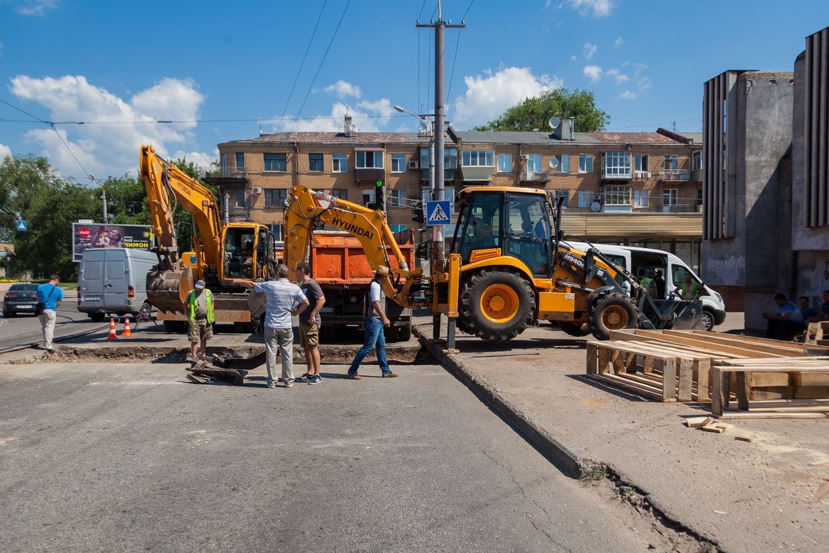 Возле ДК Ильича ремонтируют ливневку Возле ДК Ильича ремонтируют ливневку