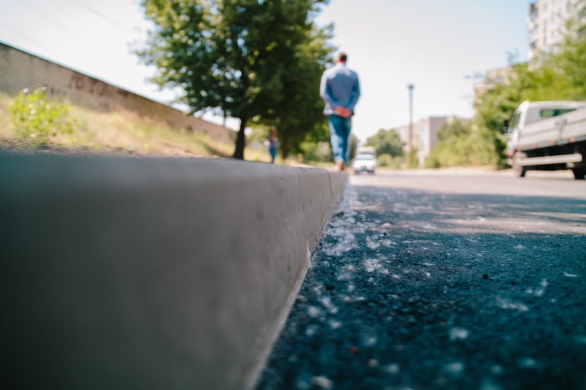 Улица получила около двух километров нового бордюрного камня Улица получила около двух километров нового бордюрного камня