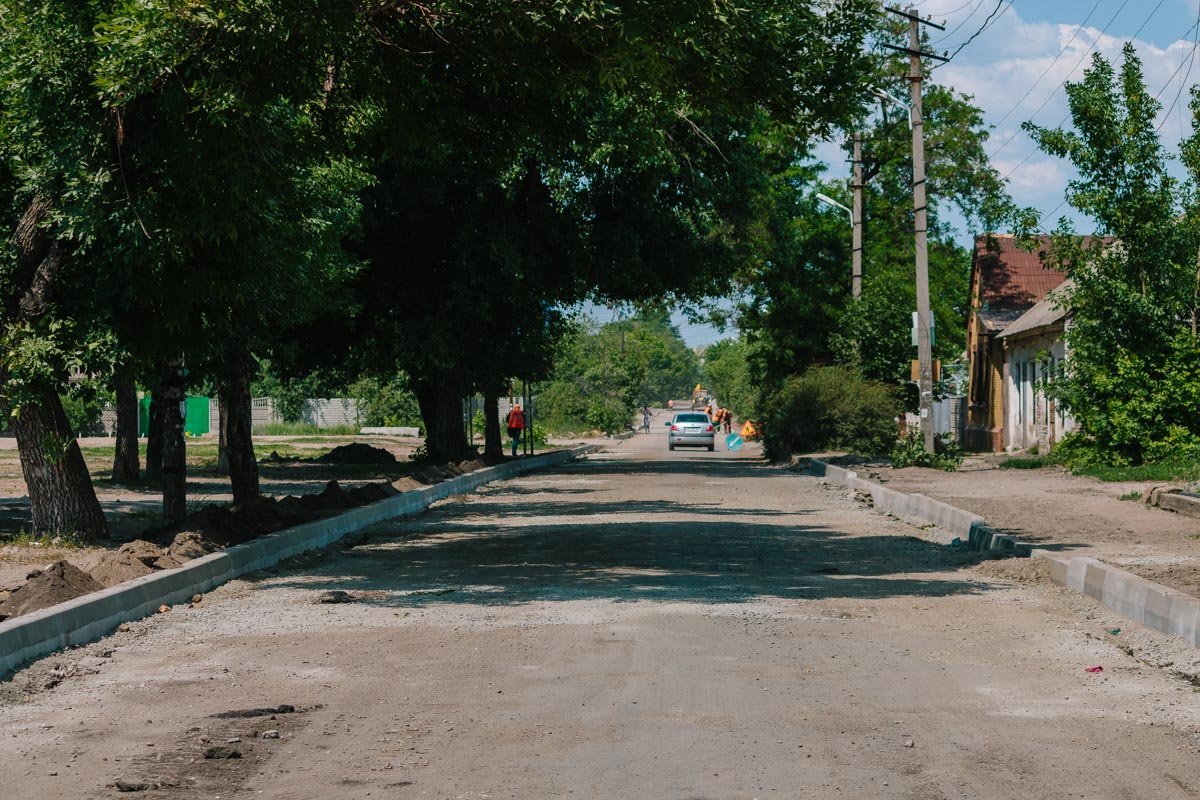 Рабочие уже срезали разрушенный слой асфальта Рабочие уже срезали разрушенный слой асфальта