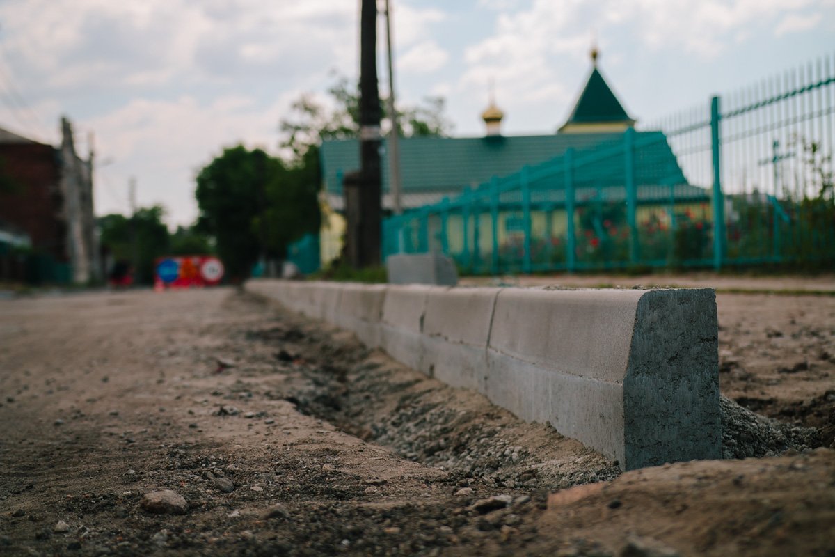 Бордюрный камень уложат возле жилых застроек Бордюрный камень уложат возле жилых застроек