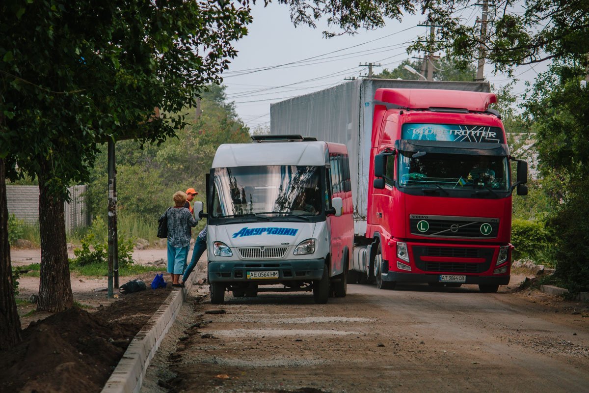 Маршруткам крайне трудно разминуться с многотонными фурами Маршруткам крайне трудно разминуться с многотонными фурами