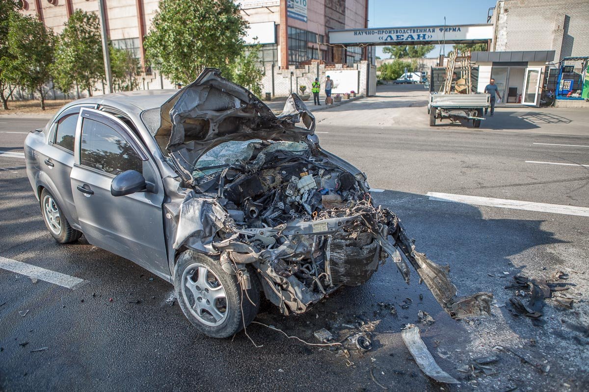 В результате столкновения легковушка загорелась