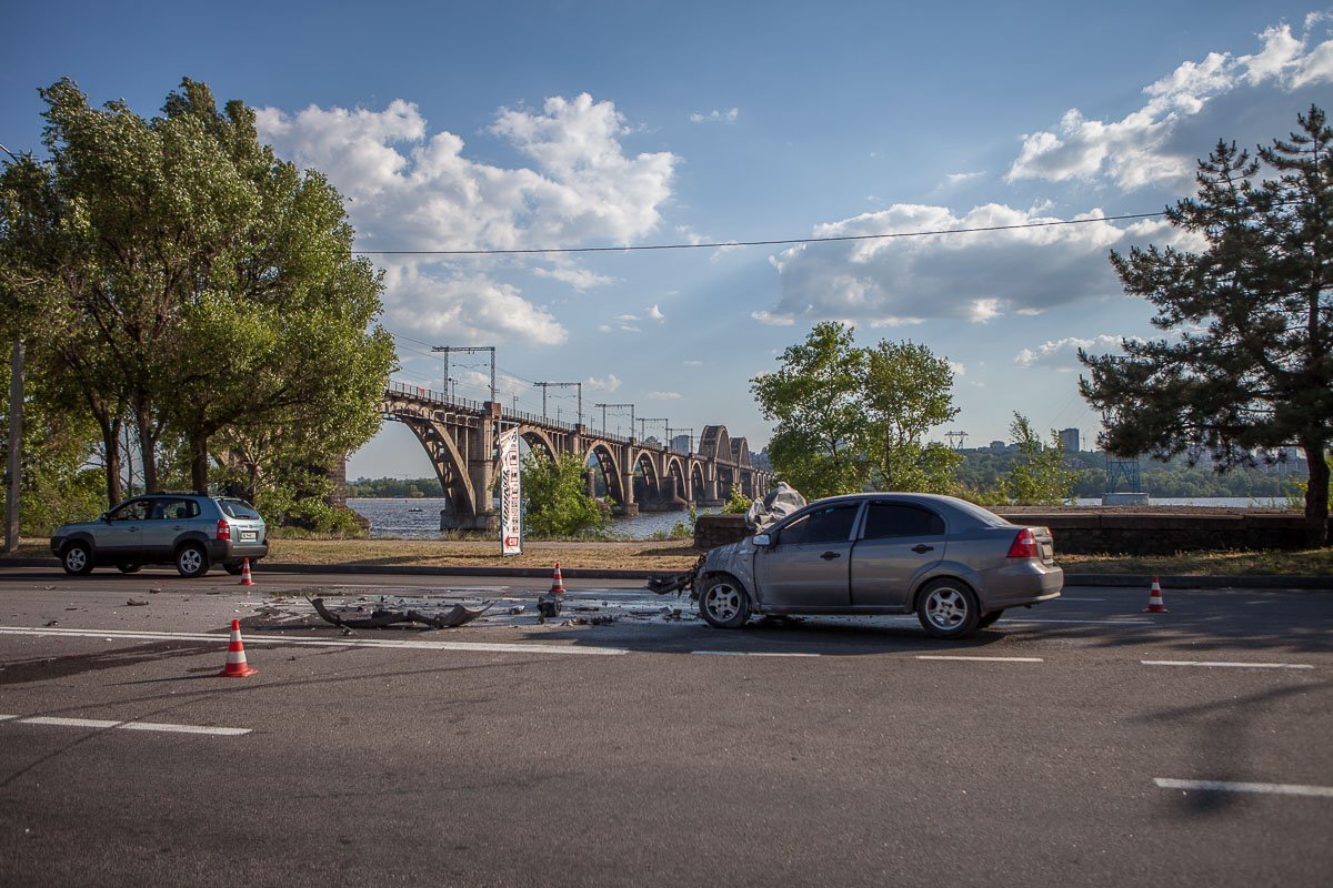 Sprinter поворачивал на производство, пропускал автомобили, как в него влетела легковушка