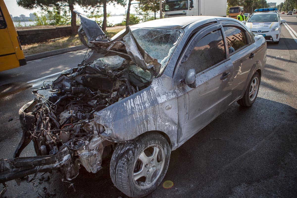 На место аварии вскоре приехали сотрудники ГСЧС и потушили автомобиль