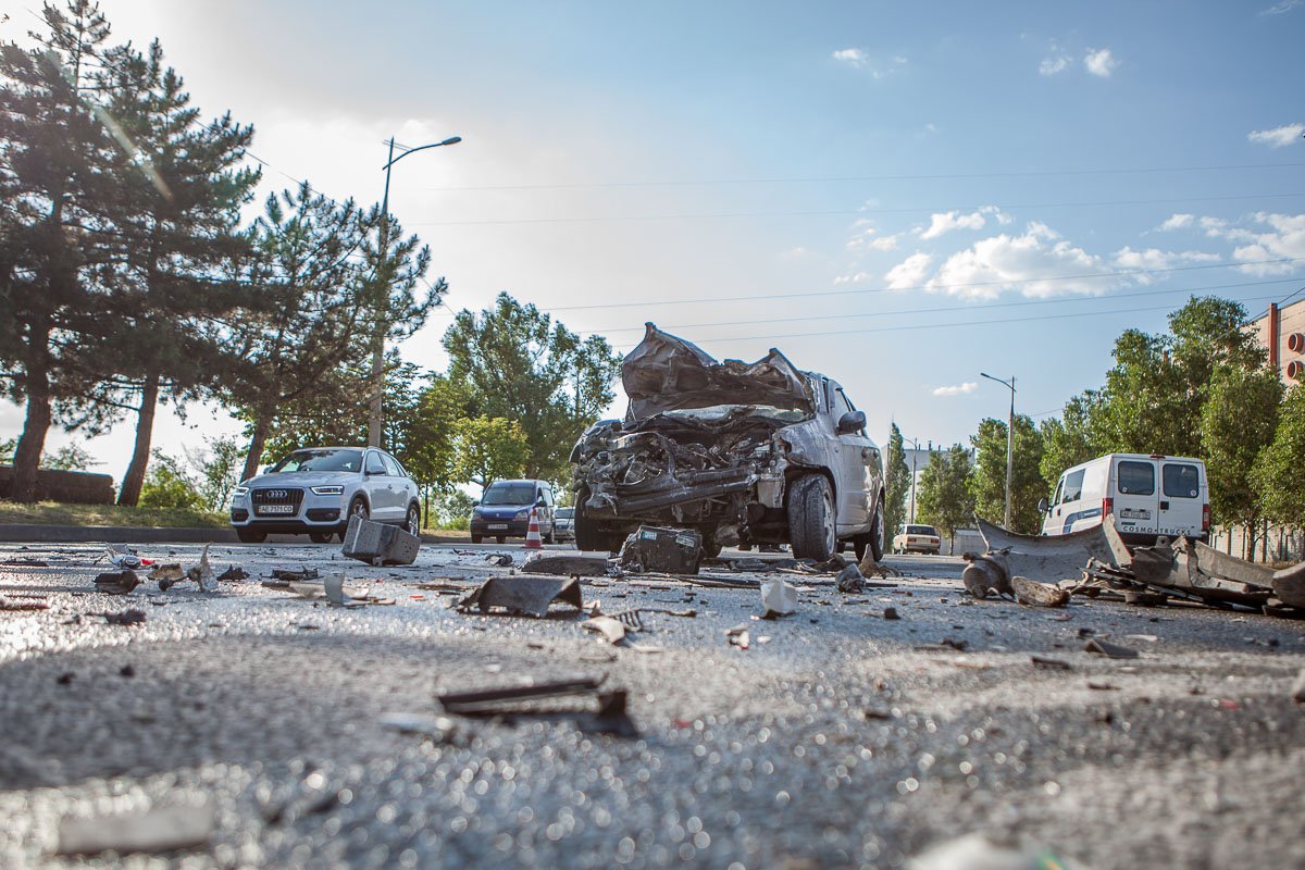 Осколки от автомобиля усыпали проезжую часть