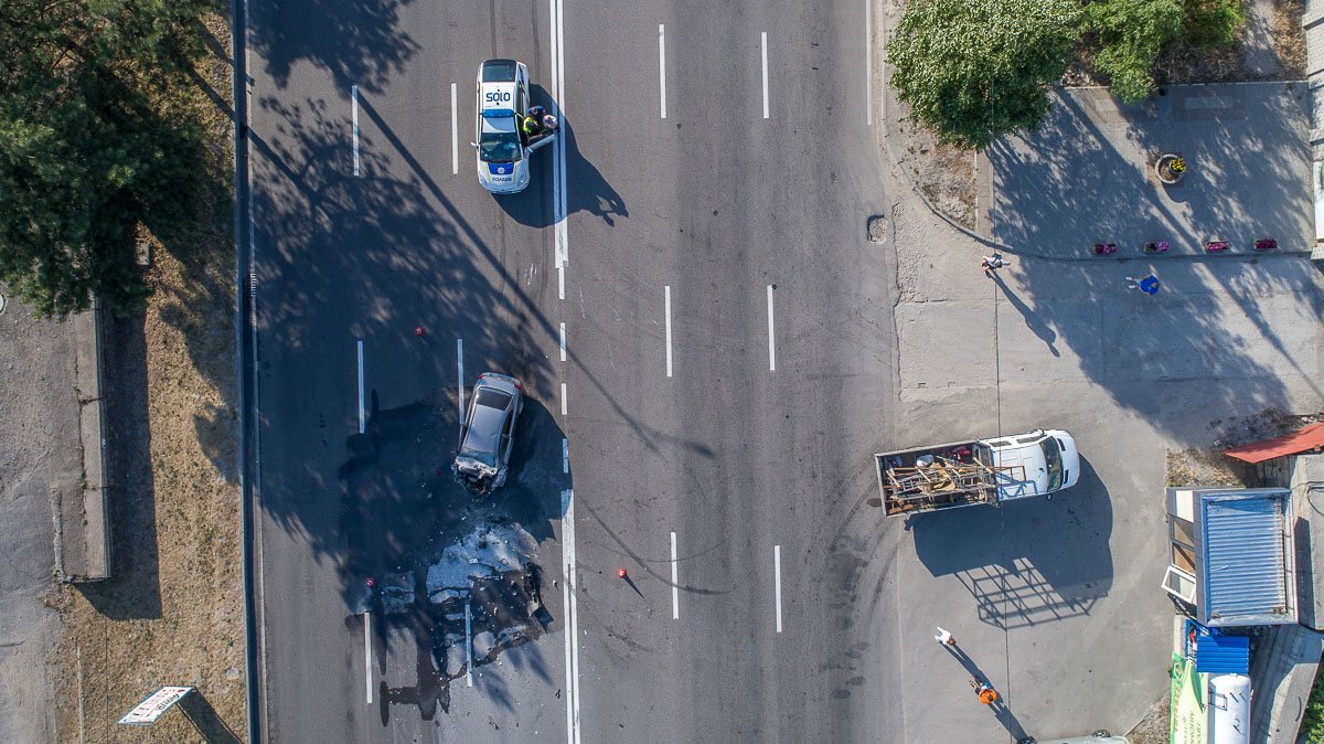 Mercedes поворачивал в разрыве двух сплошных