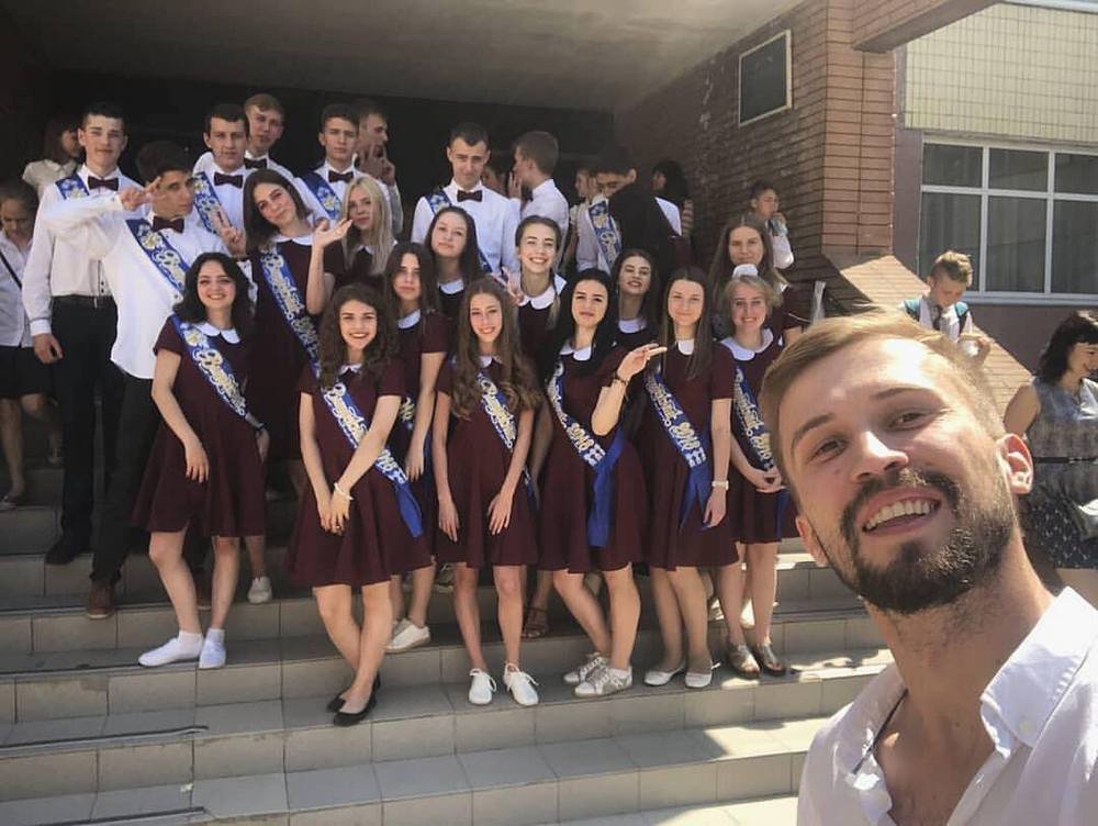 Массовое селфи с одноклассниками на память