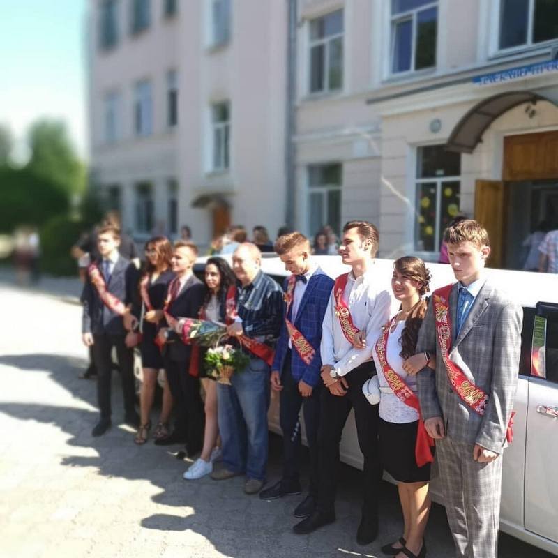 Кто-то заказал на Выпускной лимузин