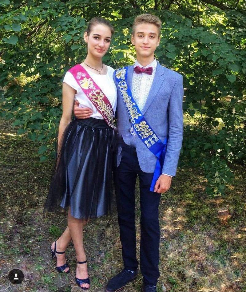 Ребята на своих страницах в Instagram публикуют фотографии в красивых костюмах и платьях