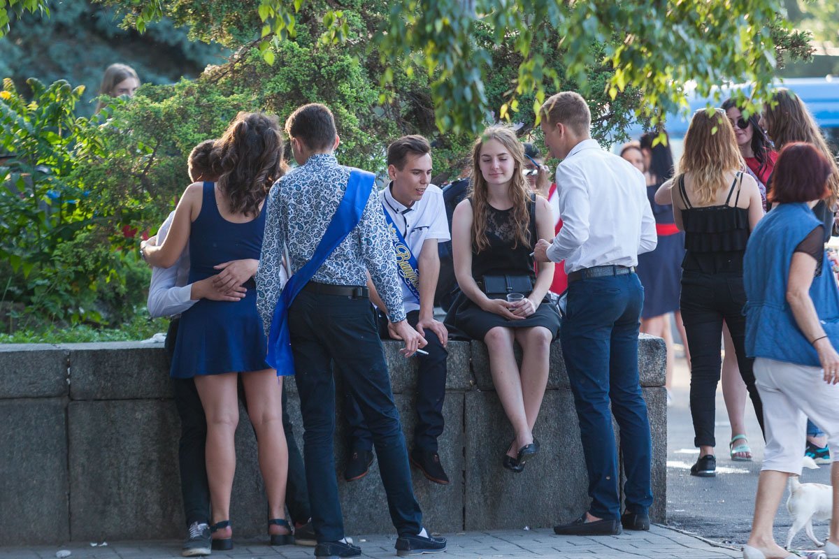 Выпускники облюбовали набережную Днепра