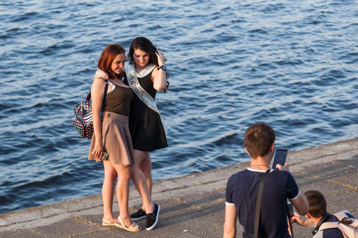 Фото на фоне прекрасной реки