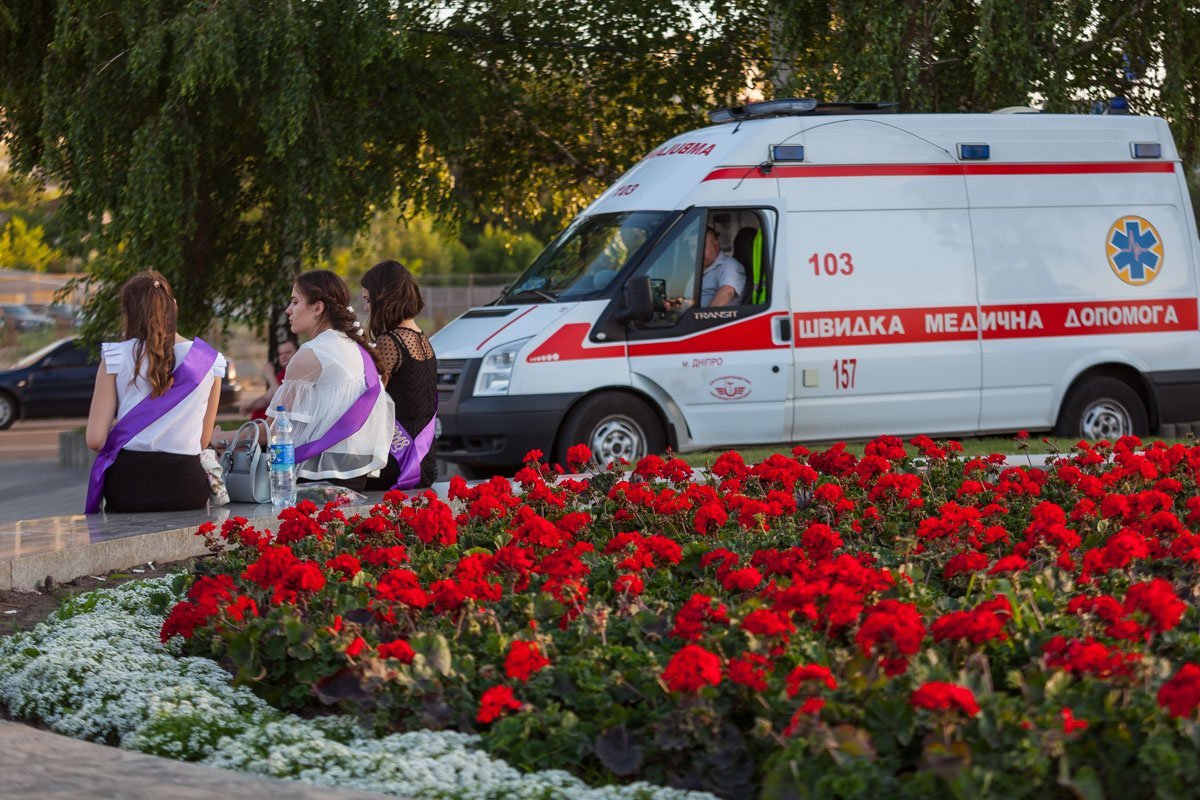 В случае если ребята переберут с алкоголем, на набережной дежурили медики 