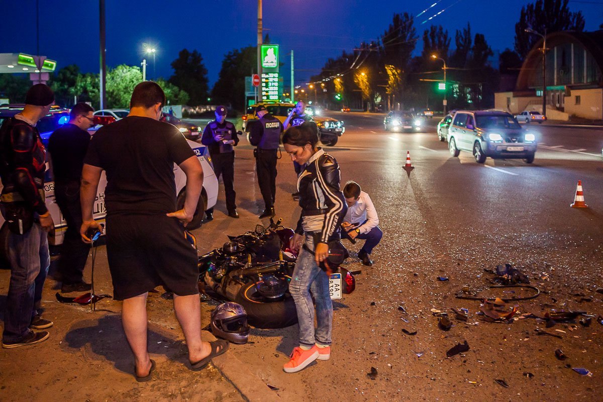 На Набережной Победы маршрутка сбила мотоциклиста 