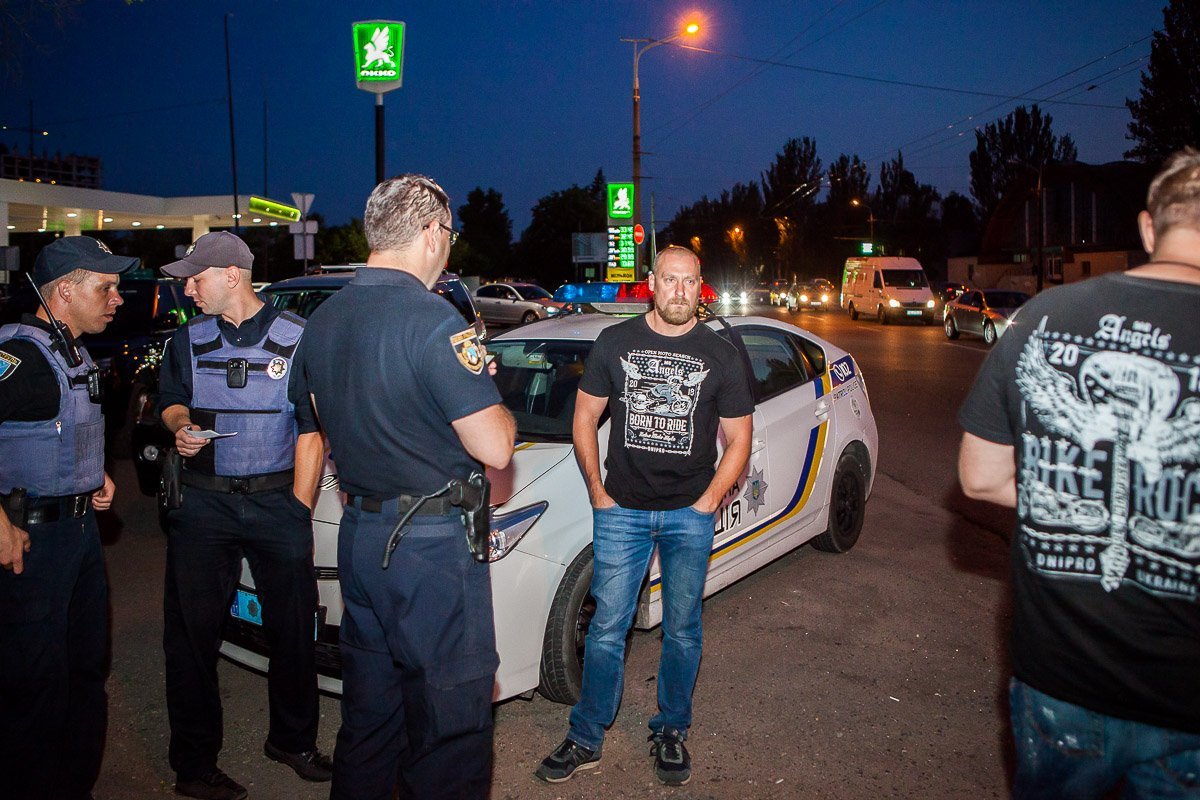 На место ДТП приехали товарищи пострадавшего 