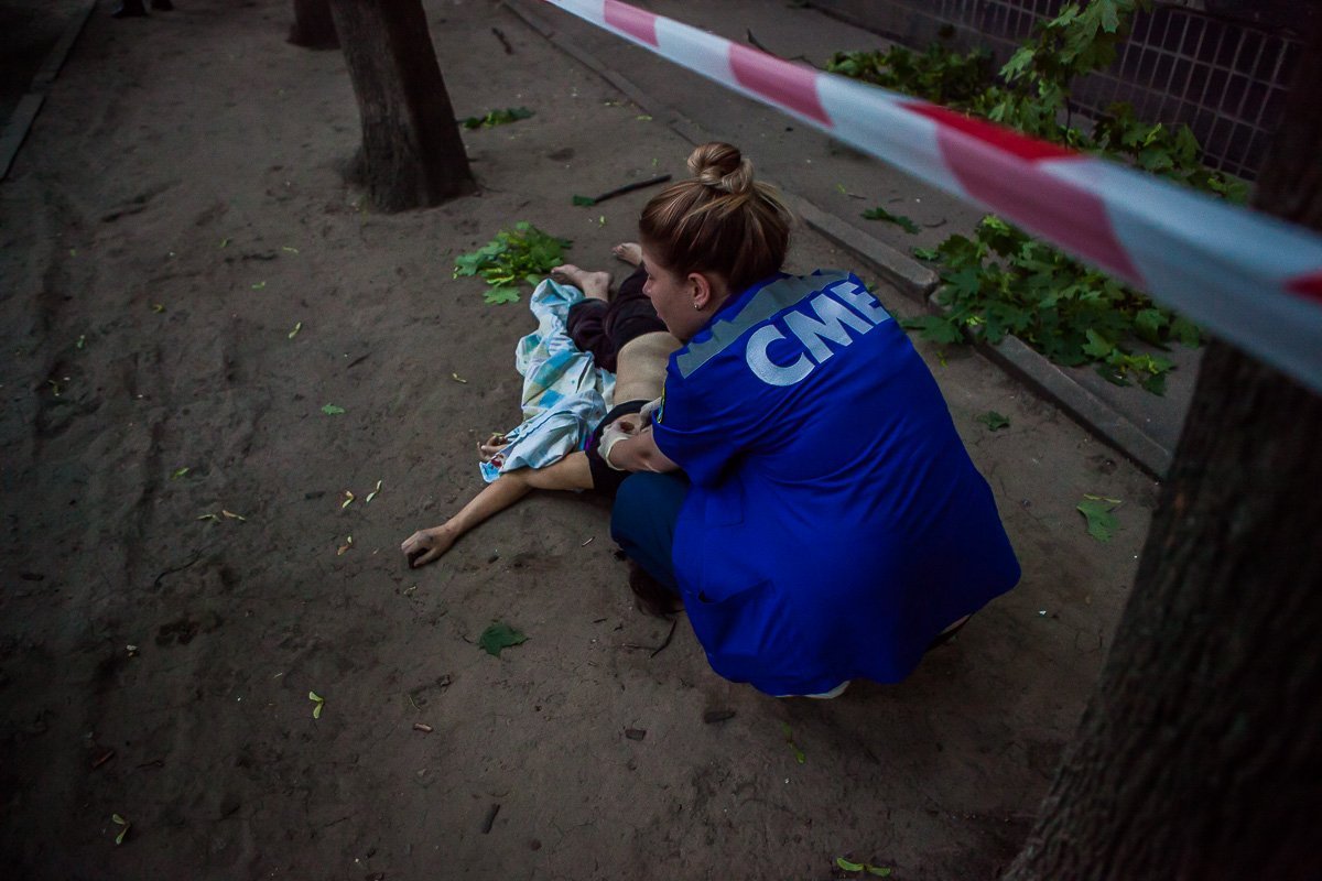 Скорее всего, падая, женщина обломала ветку дерева