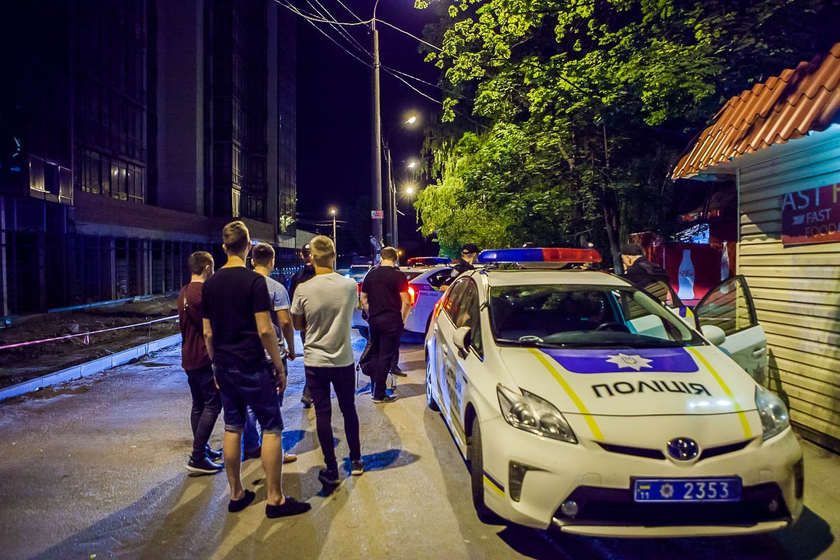 На место прибыло 10 экипажей патрульной полиции