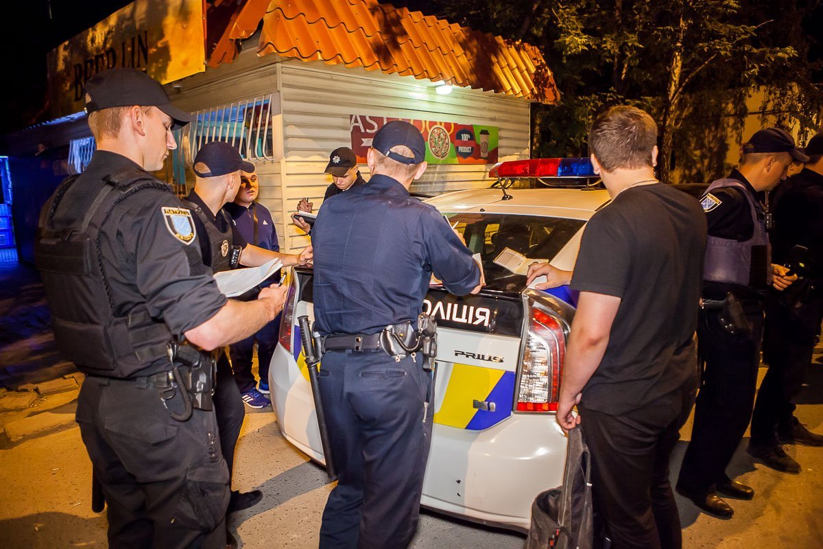 Студенты фотографировались с алкоголем на фоне патрульной машины