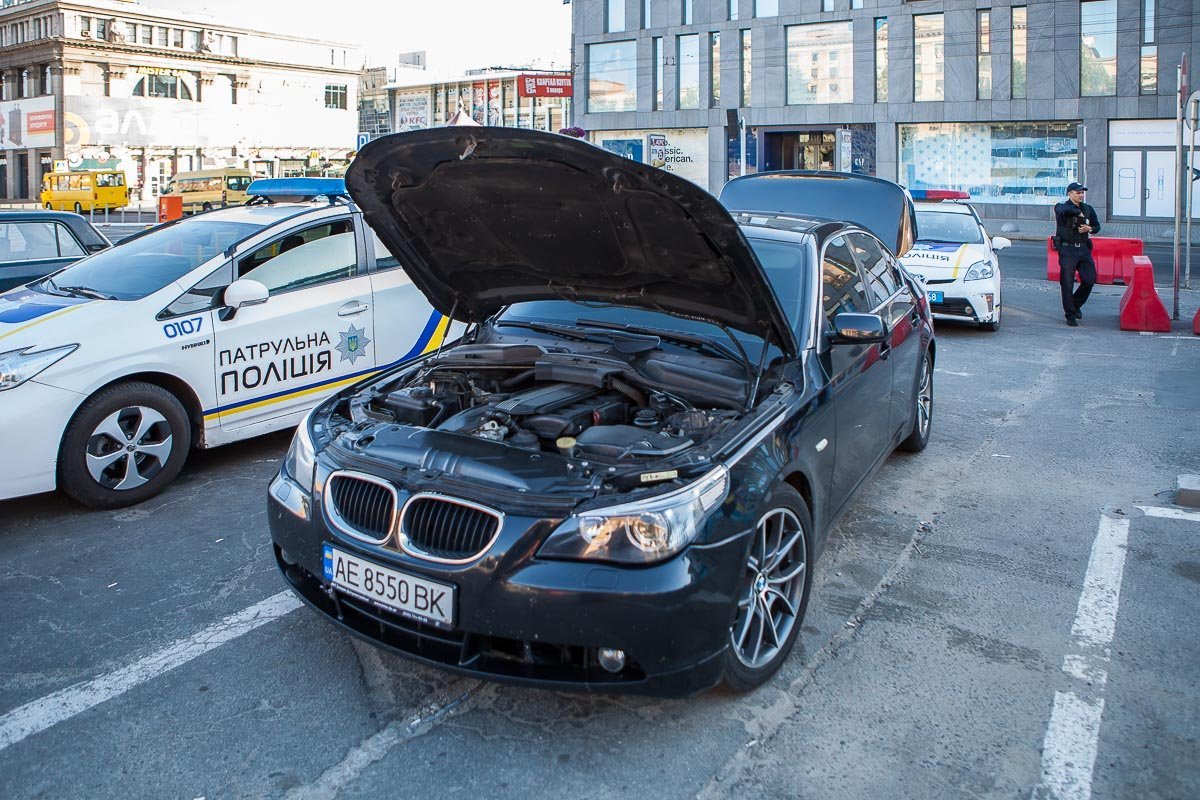 На площади Героев Майдана экипаж патрульной полиции остановил BMW за нарушение ПДД На площади Героев Майдана экипаж патрульной полиции остановил BMW за нарушение ПДД