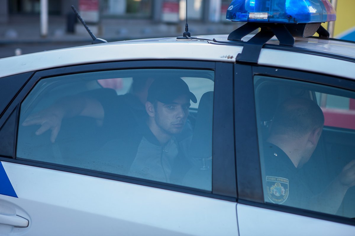 Злоумышленника доставили в отделение полиции Злоумышленника доставили в отделение полиции