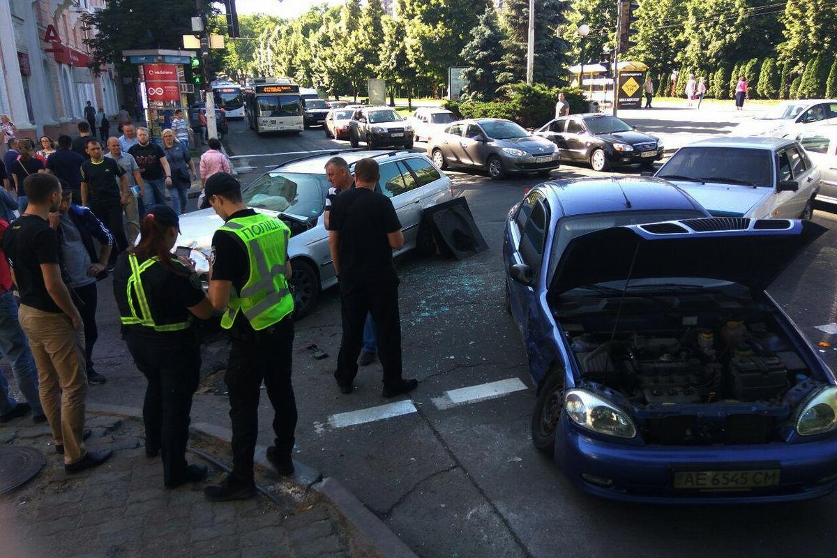 Авария произошла на перекрестке проспекта Яворницкого и улицы Сечевых Стрельцов Авария произошла на перекрестке проспекта Яворницкого и улицы Сечевых Стрельцов