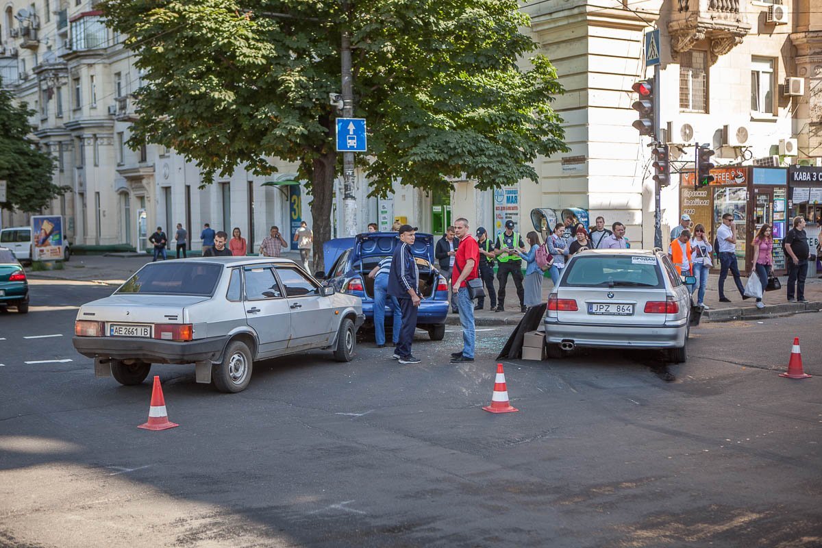 Прохожие наблюдают за работой полиции Прохожие наблюдают за работой полиции