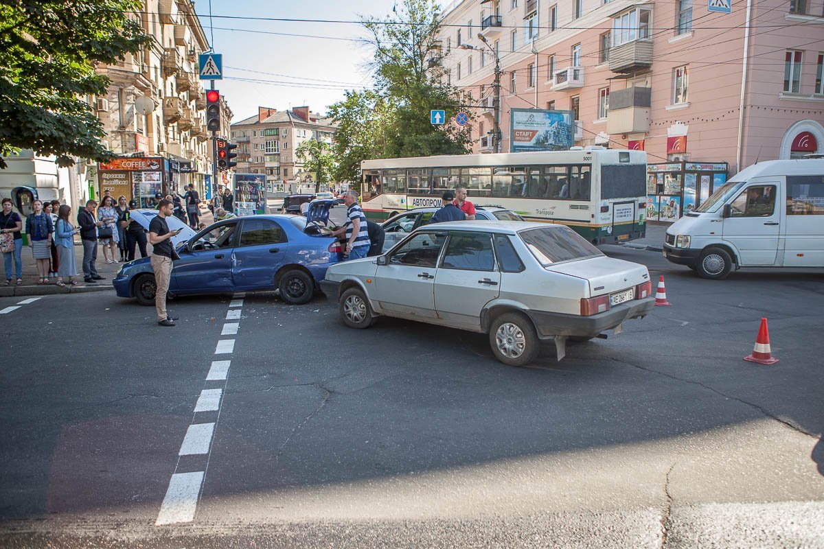 Из-за ДТП движение транспорта практически парализовано Из-за ДТП движение транспорта практически парализовано