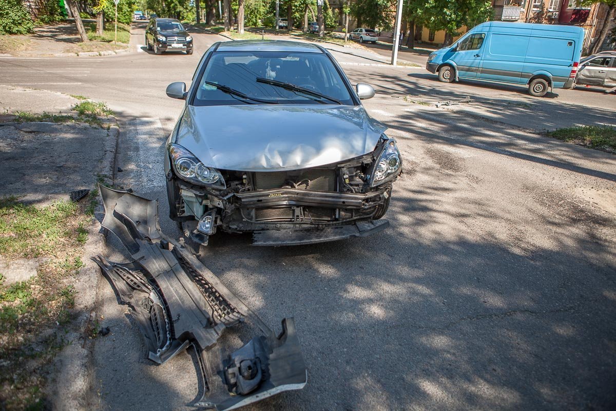 На перекрестке столкнулись два автомобиля Hyunda