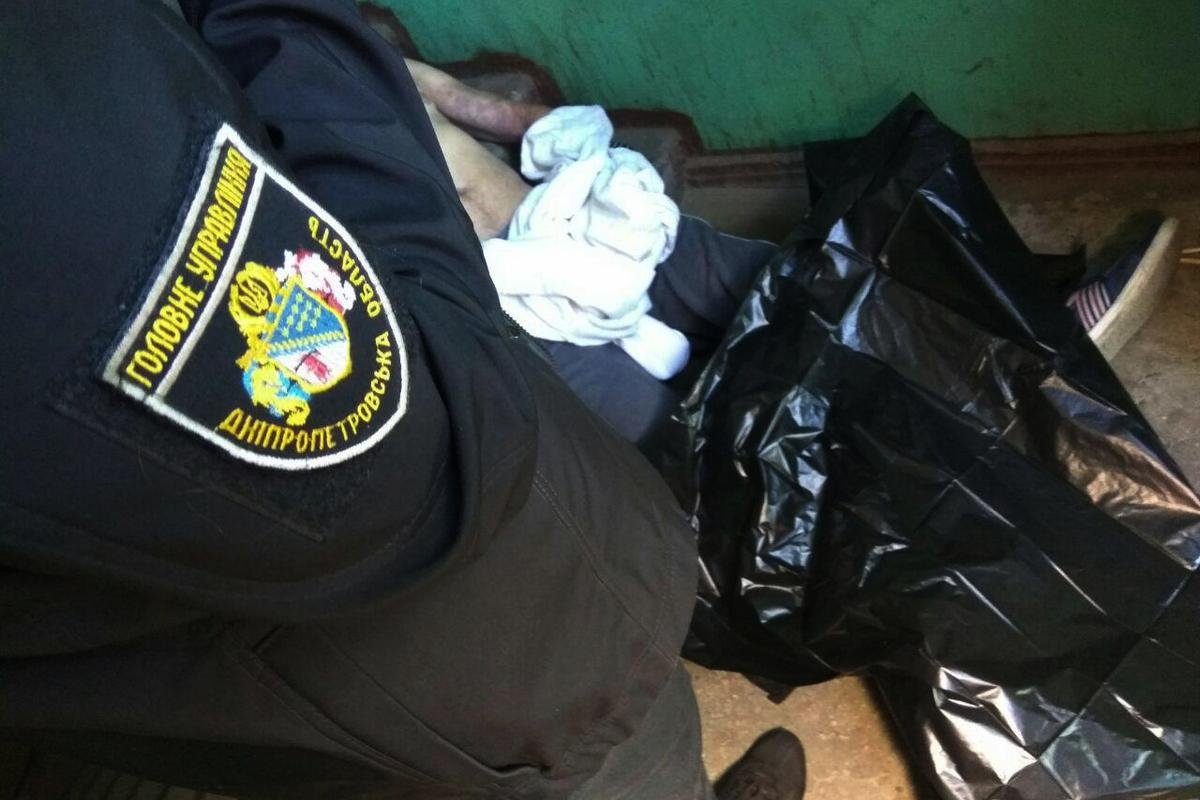 Тело мужчины обнаружили в подъезде жилого дома