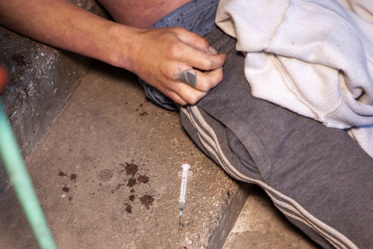 Возле мужчины лежал шприц